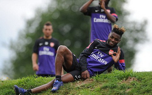 Barca đã đến London, Alex Song sẽ rời Arsenal?